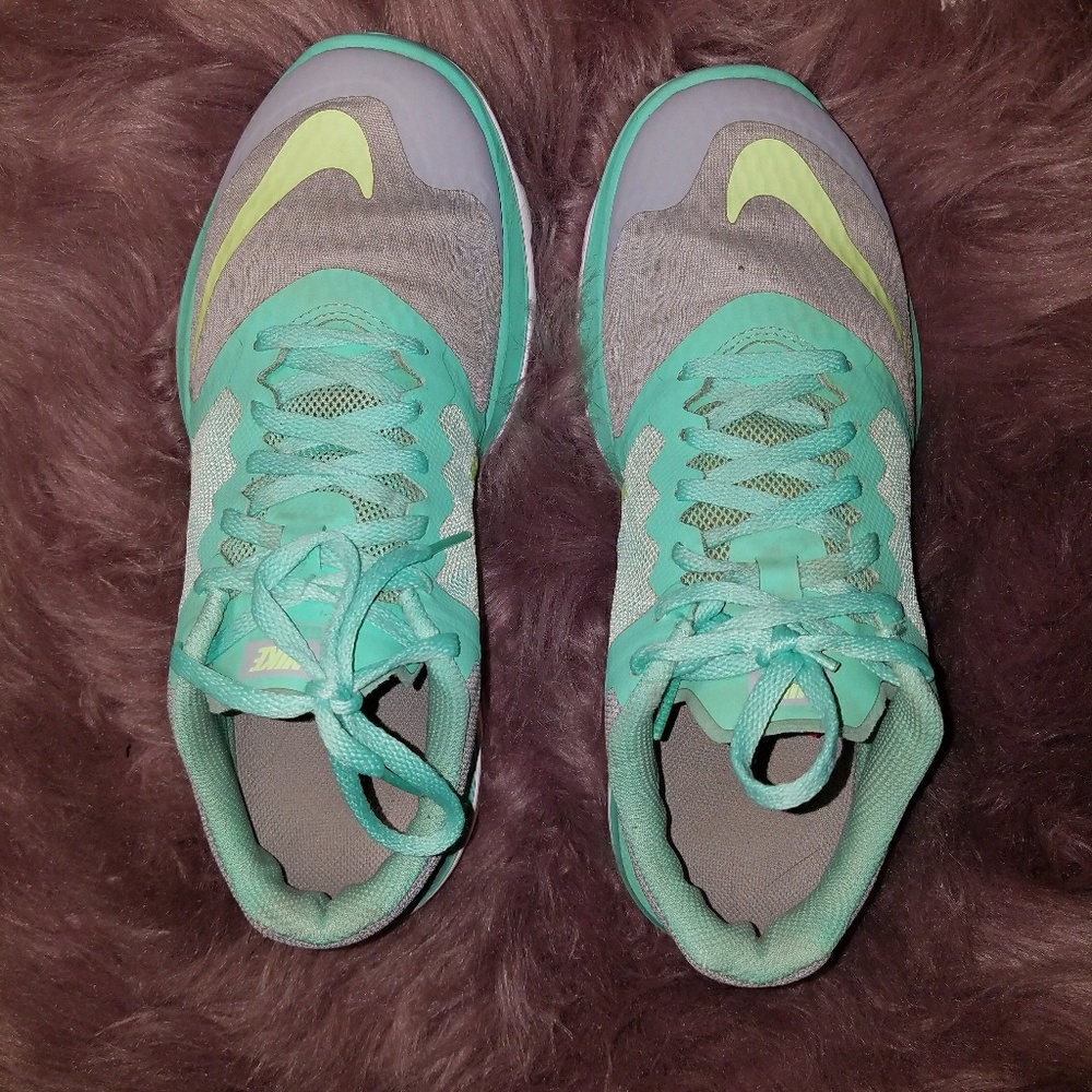 NIKE RUNNING SHOE